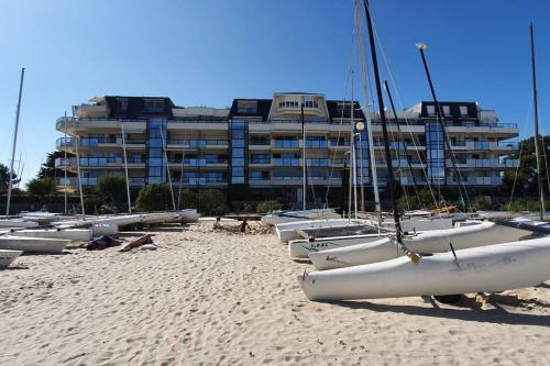 Am Strand stehen ein paar Segelboote. in der Unterkunft Bulle de fraîcheur - Studio confort sur la plage in La Baule