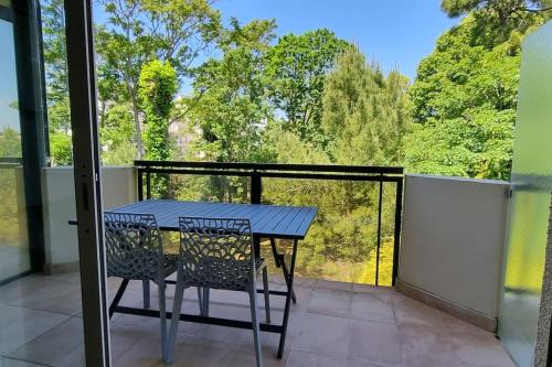 Ein Tisch und Stühle auf einem Balkon mit Aussicht in der Unterkunft Bulle de fraîcheur - Studio confort sur la plage in La Baule