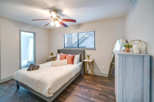 a bedroom with a bed and a ceiling fan at Dallas Apartment with Pool Access, 10 Mi to Downtown in Dallas