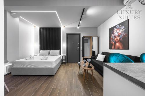Habitación de hotel con cama y sofá en Maison Cristal, The Luxury Suites en Tesalónica