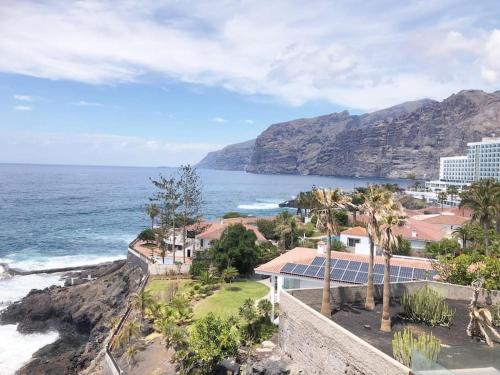 an aerial view of the ocean and mountains at Apartamento con impresionantes vistas en Los Gigantes - Crab Island in Puerto de Santiago