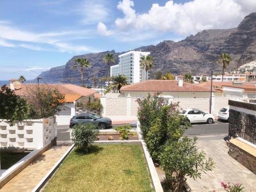 a view of a parking lot with mountains in the background at Apartamento con impresionantes vistas en Los Gigantes - Crab Island in Puerto de Santiago