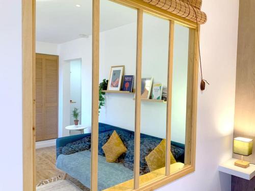 a room with a large mirror in a room at Cosy 2 pièces au coeur de la ville à 10 min du centre de Paris in Maisons-Alfort