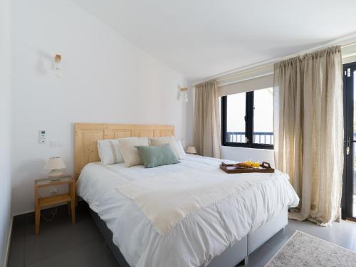 Postel nebo postele na pokoji v ubytování Amazing 3 bedroom next to the beach with heated pool