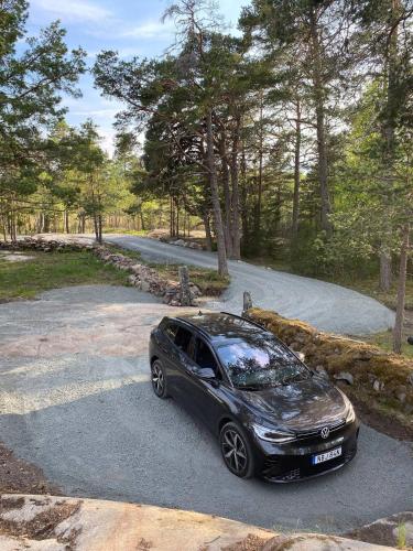 a black car parked on a gravel road at Hummelfjärden Öregrund in Östhammar