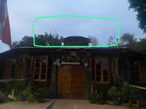 ein Schild an der Vorderseite eines Gebäudes mit grünem Licht in der Unterkunft Brisaas de Agua Buena in San Fernando