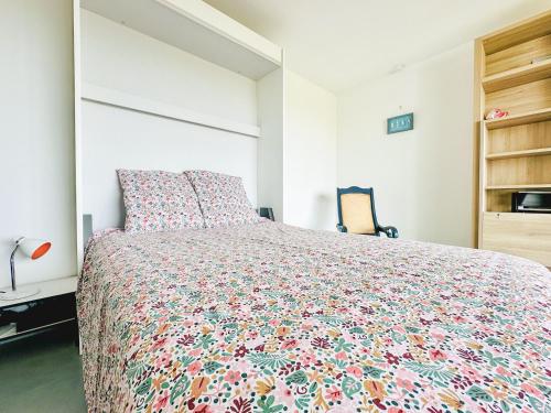 - une chambre avec un grand lit et un couvre-lit coloré dans l'établissement Studio à la Chaume avec une superbe vue sur le Bassin Dombret 2 pers, à Les Sables-dʼOlonne