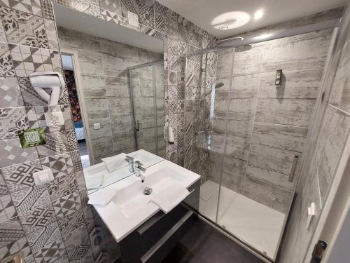 Koupelna v ubytování Logis Hotels - Auberge de l'Île - Hôtel 3 étoiles et Restaurant
