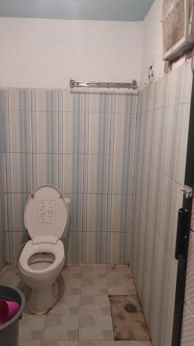 łazienka z toaletą i kabiną prysznicową w obiekcie penginapan alleo w mieście Duku