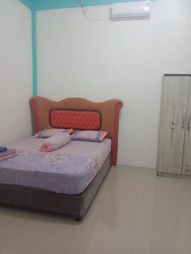 sypialnia z łóżkiem w pokoju w obiekcie penginapan alleo w mieście Duku