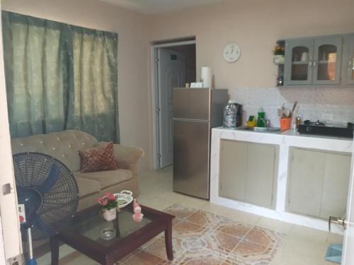 a living room with a couch and a kitchen at Villa rozenuda in El Higo