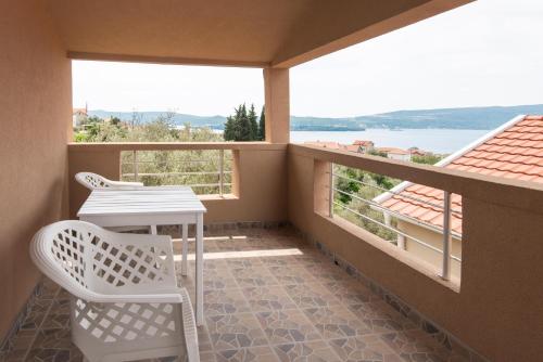 un balcone con tavolo e sedie e vista sull'acqua di Hillside Vista Apartments a Tivat