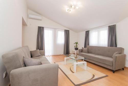 Sala de estar con 2 sofás y mesa en Hillside Vista Apartments en Tivat