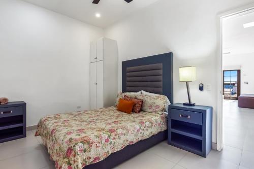 um quarto com uma cama e duas mesas de cabeceira e um candeeiro em Jr Suite 4 - Playa Arcangel em Rosarito