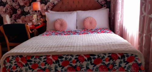 Marina,Families are welcome في إيست كاوز: غرفة نوم مع سرير مع لحاف من الزهور