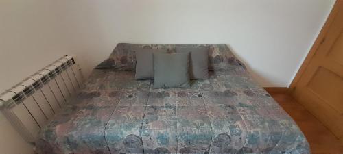 1 cama con 2 almohadas en una habitación en Casa Airen con jacuzzi, en Miguel Esteban
