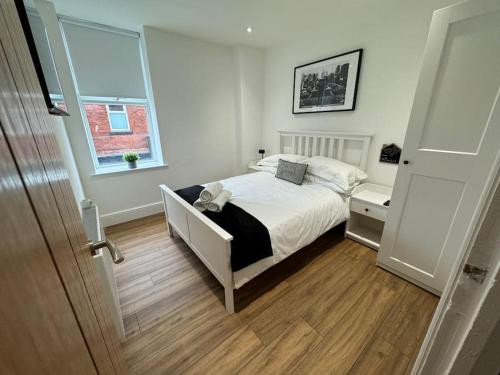 1 dormitorio con cama y ventana en Entire Apartment in Waterloo en Waterloo