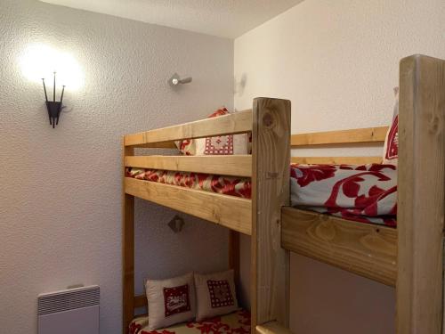 Bunk bed o mga bunk bed sa kuwarto sa Studio Les Menuires, 1 pièce, 4 personnes - FR-1-452-138