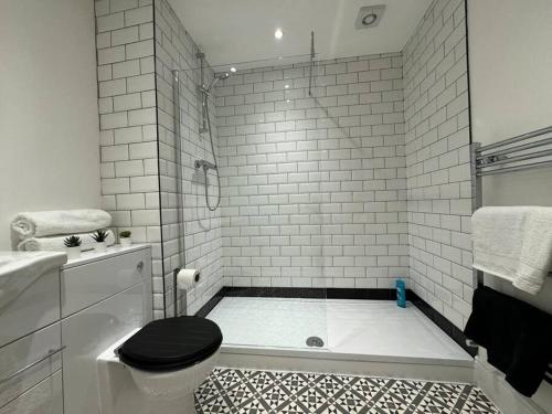 W łazience znajduje się czarna toaleta i prysznic. w obiekcie Entire Apartment in Waterloo w mieście Waterloo