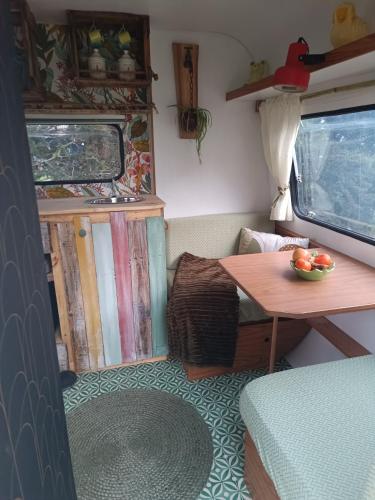 un interior de una cabaña con mesa y mesa en L'instant détente en Villarzel-du-Razès