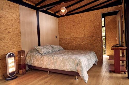 - une chambre avec un lit dans l'angle dans l'établissement Santa Elena Luxury Jacuzzi y fogata, à Rionegro
