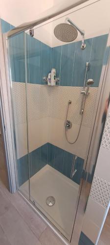 een douche met een glazen deur in de badkamer bij Relax2 in Il Romito