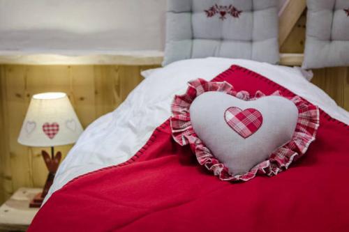 Una cama o camas en una habitación de Chalet l'Avalin