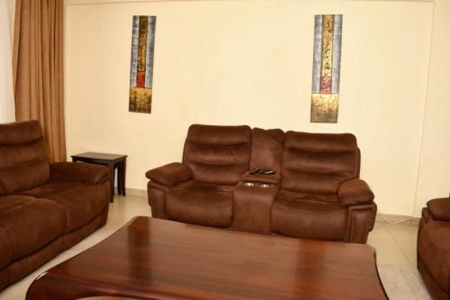 sala de estar con sofá y mesa en 9 degrees apartments, en Nairobi