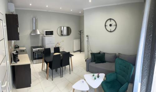 una sala de estar con un sofá y una mesa en Christina Apartments, en Keramotí