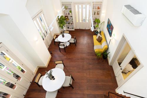 Casa Acomodo Casco Viejo 4bdr Historic Mansion في مدينة باناما: اطلالة علوية لغرفة معيشة بها طاولات وكراسي