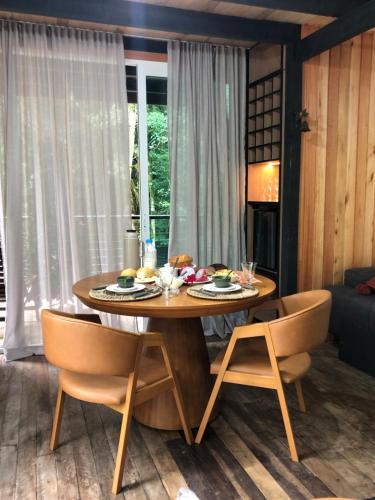 uma mesa com comida numa sala de estar em Chalé com Cachoeira em Witmarsum