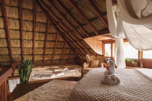 SavanetaにあるVilla with salt pool Arubaのベッド1台と椅子1脚が備わる客室です。