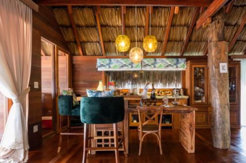 SavanetaにあるVilla with salt pool Arubaのキッチン(テーブル、椅子付)