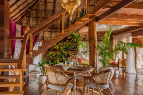 a dining room with a table and chairs at Villa with salt pool Aruba in Savaneta