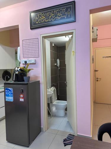 une salle de bain avec un lavabo et des toilettes dans l'établissement Azin Ramli Playhouz, à Seri Kembangan