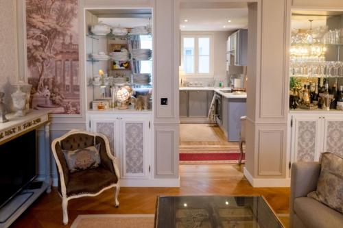 Elegant luxury private apartment by Eiffel Tower