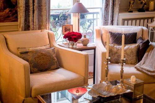 un salon avec une chaise et une table dans l'établissement Elegant luxury private apartment by Eiffel Tower, à Paris