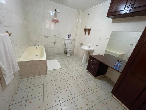 łazienka z wanną, toaletą i umywalką w obiekcie Lefad Apartment-3Bedrooms own compound w mieście Kisumu