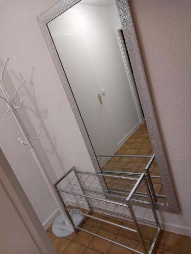un espejo en una escalera con una estantería de cristal en JoPit Haus en Baesweiler