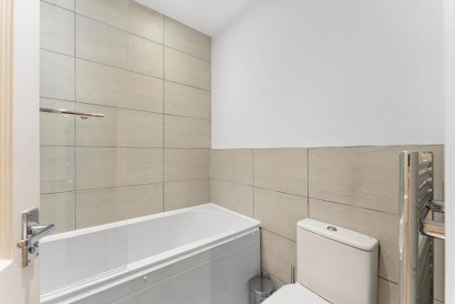 ハロゲートにあるSecret Abode in Harrogateのバスルーム(白いバスタブ、トイレ付)