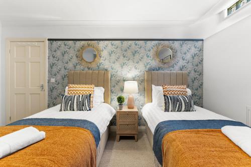 two beds sitting next to each other in a bedroom at Secret Abode in Harrogate in Harrogate