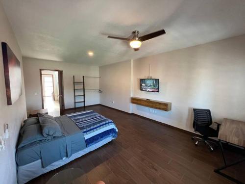 una camera con letto, TV e scrivania di Modern 3 bedroom Private home with Aircondition a Zapotlanejo