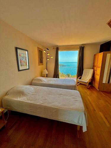 une chambre avec deux lits et une vue sur l'océan dans l'établissement Villa Provençale vue mer & piscine privée, à Saint-Raphaël