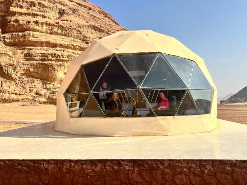 un grupo de personas en una cúpula en el desierto en Wadi Rum Relaxation Camp en Wadi Rum