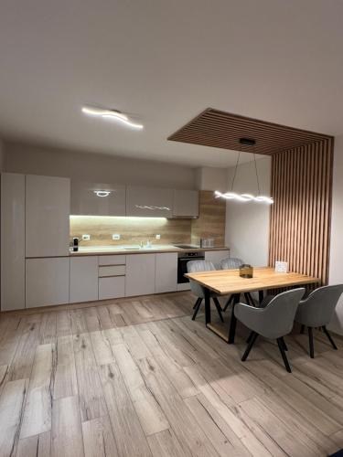 Kuchyň nebo kuchyňský kout v ubytování MidnightBlue Apartment