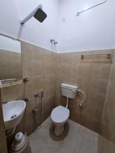a bathroom with a toilet and a sink at Bonobitaan Hotel & Restaurant in Bolpur