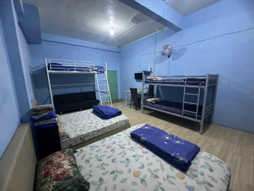 Katil dua tingkat atau katil-katil dua tingkat dalam bilik di Kupi-Kupi & Stay