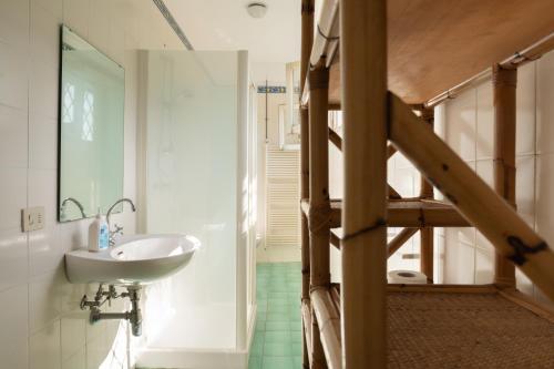 een badkamer met een wastafel en een stapelbed bij Il Labirinto in Colli a Volturno
