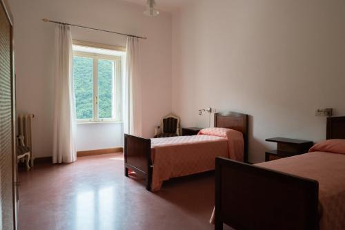 een slaapkamer met 2 bedden en een raam bij Il Labirinto in Colli a Volturno