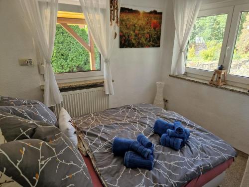 una camera con 2 cuscini blu su un letto di Weißenspring 